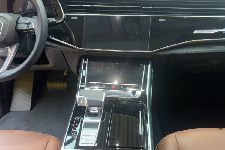 Used Audi Q7 2020 55 TFSI quattro S line sports model Audio And AC Panel