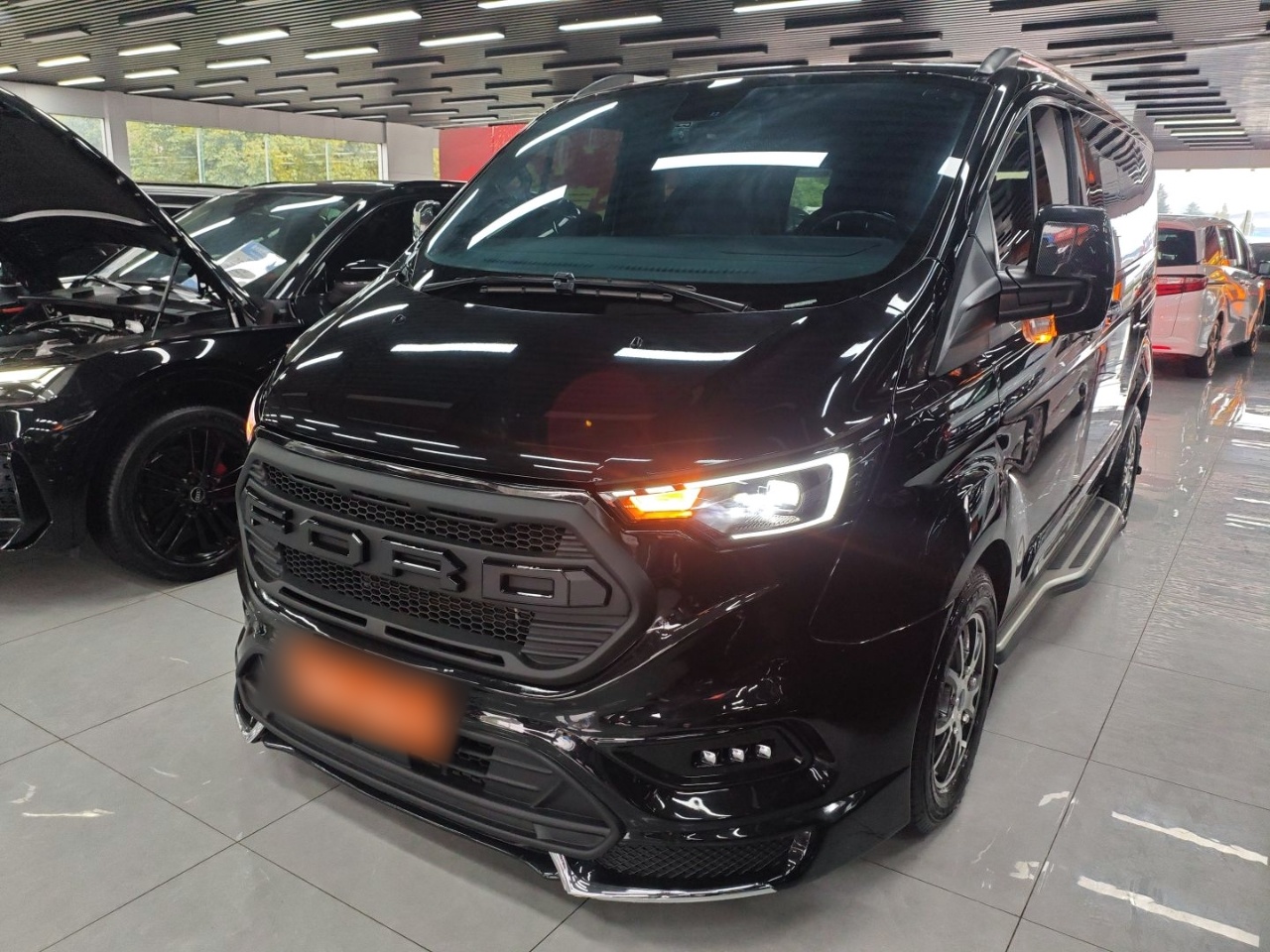 تحت مقدمة السيارة