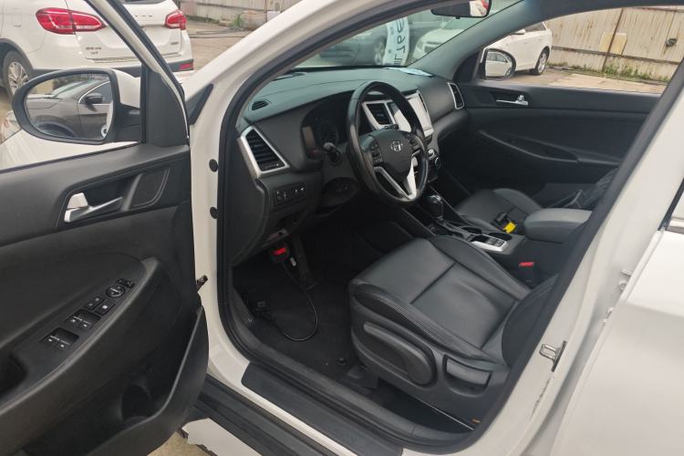 Used Hyundai Tucson 2015 2.0L Automatic Two-Wheel Drive Smart Version
