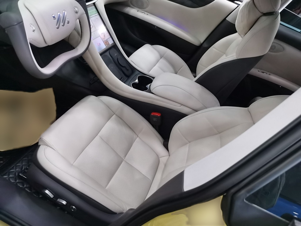 Переднее сиденье в автомобиле