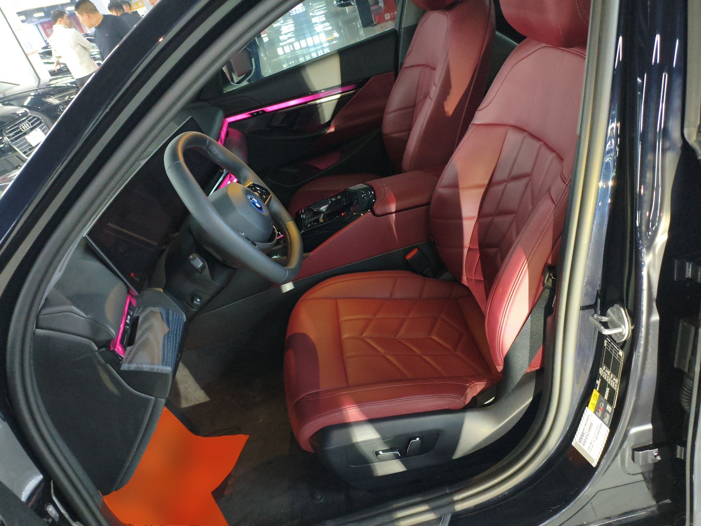 المقاعد الأمامية داخل السيارة