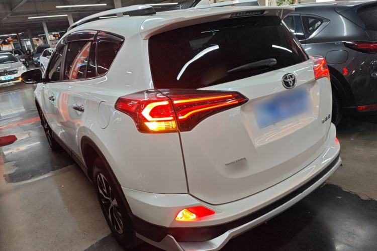 Used Toyota RAV4 2019 2.0L CVT Two-Wheel Drive Luxury Version China VI Standard
