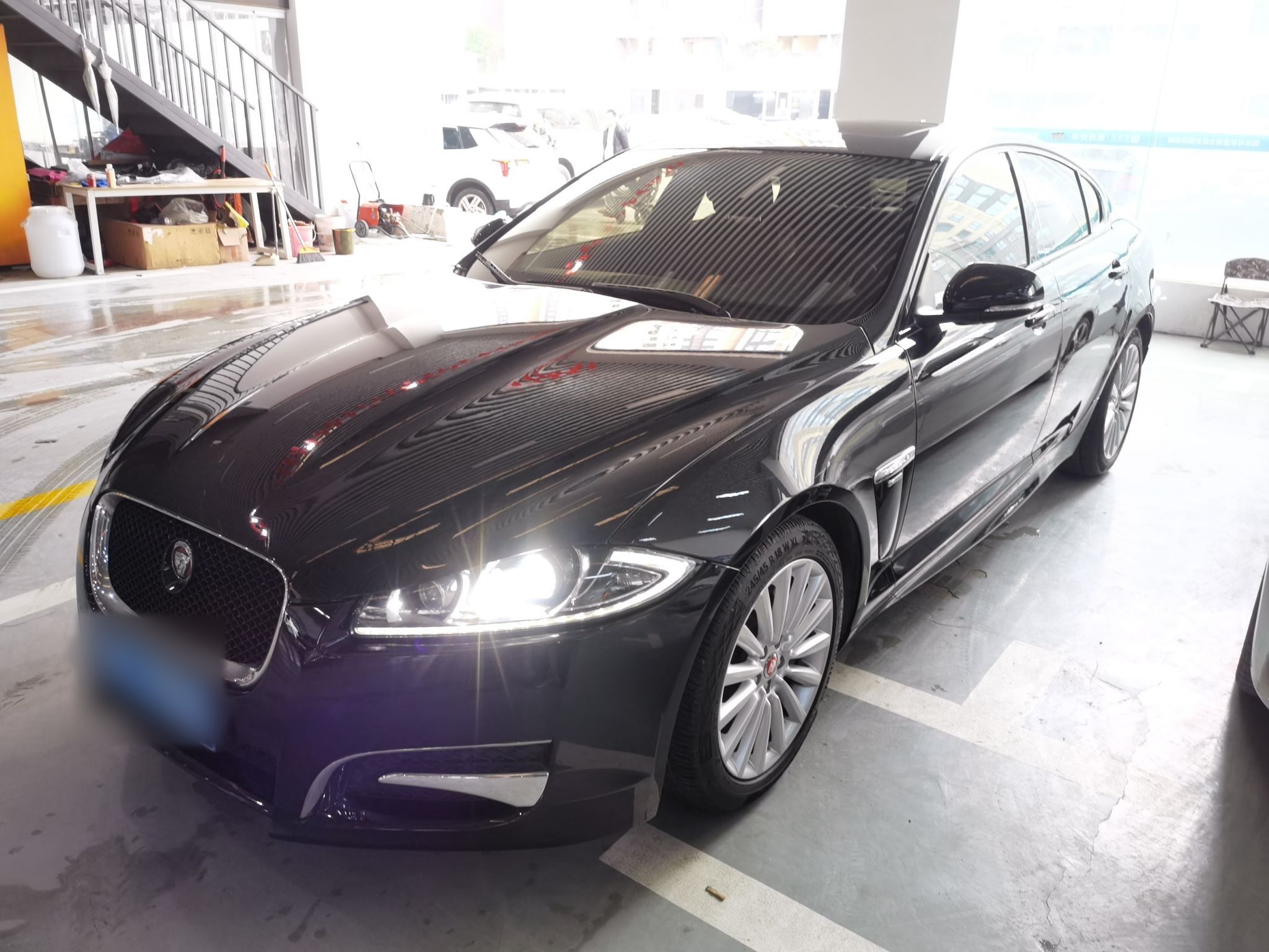 Под передней частью автомобиля