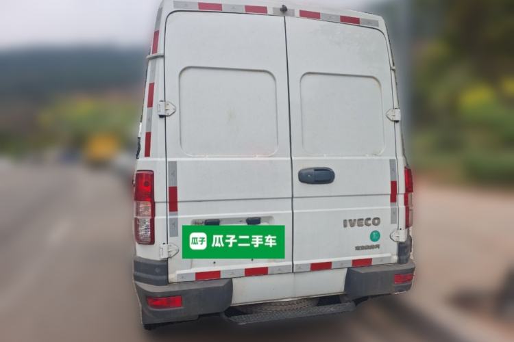 Used Iveco Daily 2021 2.5T V35 2-3 Seater Short Wheelbase Mid-Roof Design Dual Tires Manual Doors
