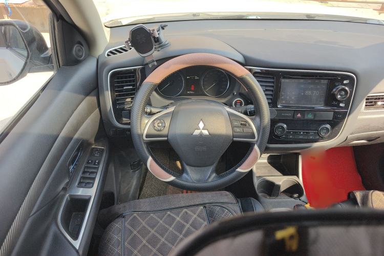 Used Mitsubishi Outlander 2013 2.4L Four-Wheel Drive Luxury Navigation Version 7 Seats