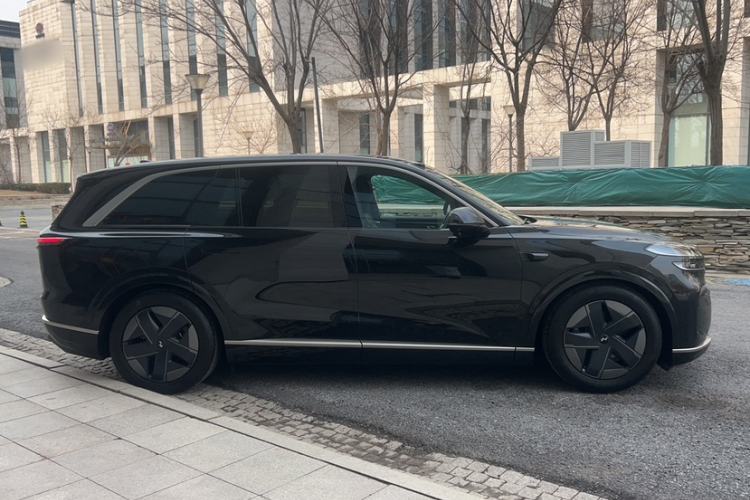 Used ONVO Luxeed L90 2025 Model—Max Six-Seater Version
