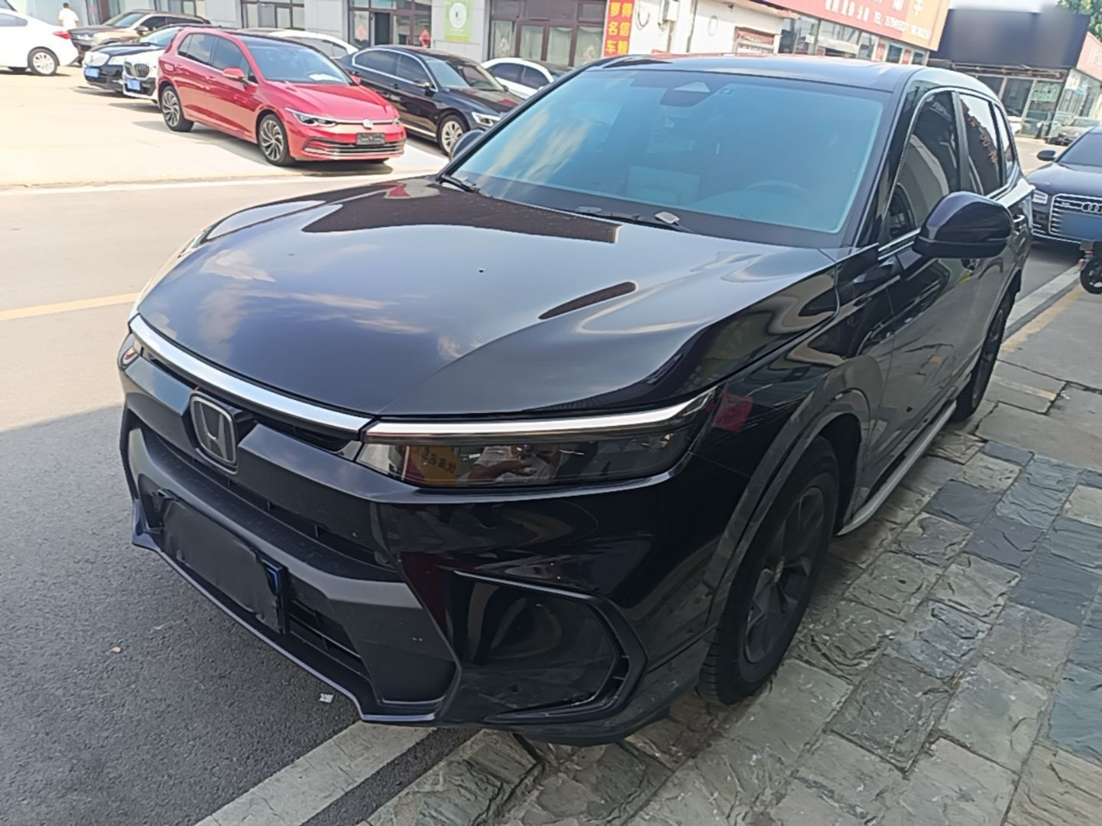 Под передней частью автомобиля