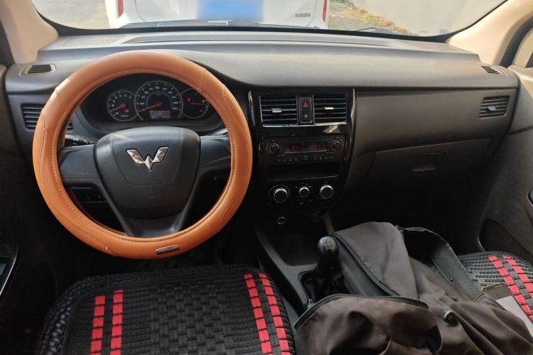 Used Wuling Rongguang V 2016 1.2L Standard Version Center Console