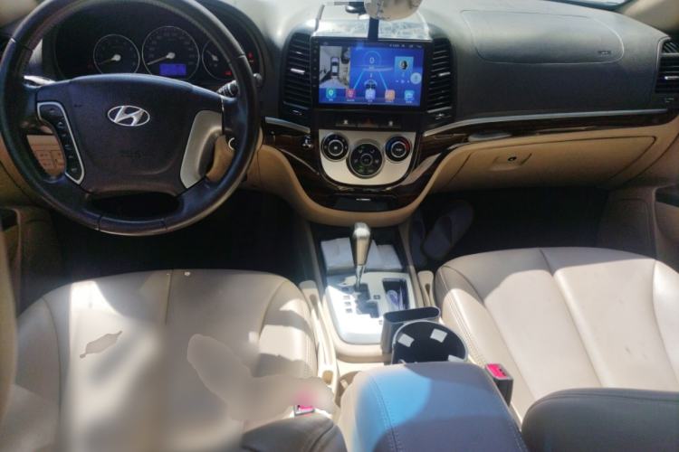 Used Hyundai Santa Fe Classic 2011 2.4 Comfort Edition 7-Seater Two-Wheel Drive Center Console