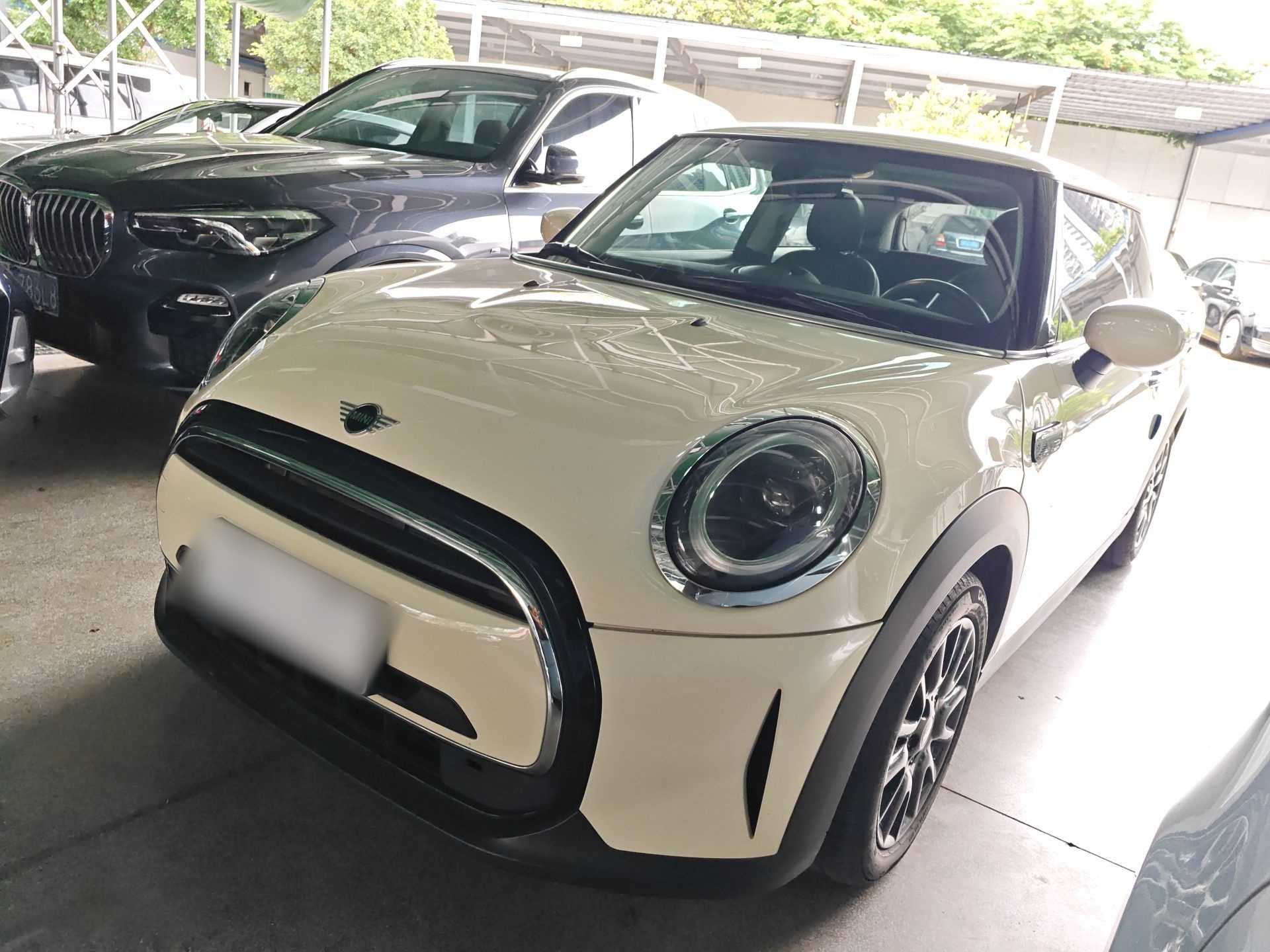 تحت مقدمة السيارة