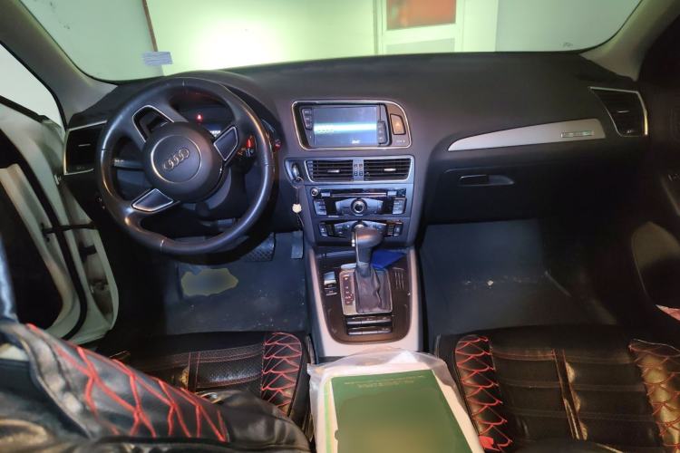 Used Audi Q5 2013 40 TFSI Ambition Center Console