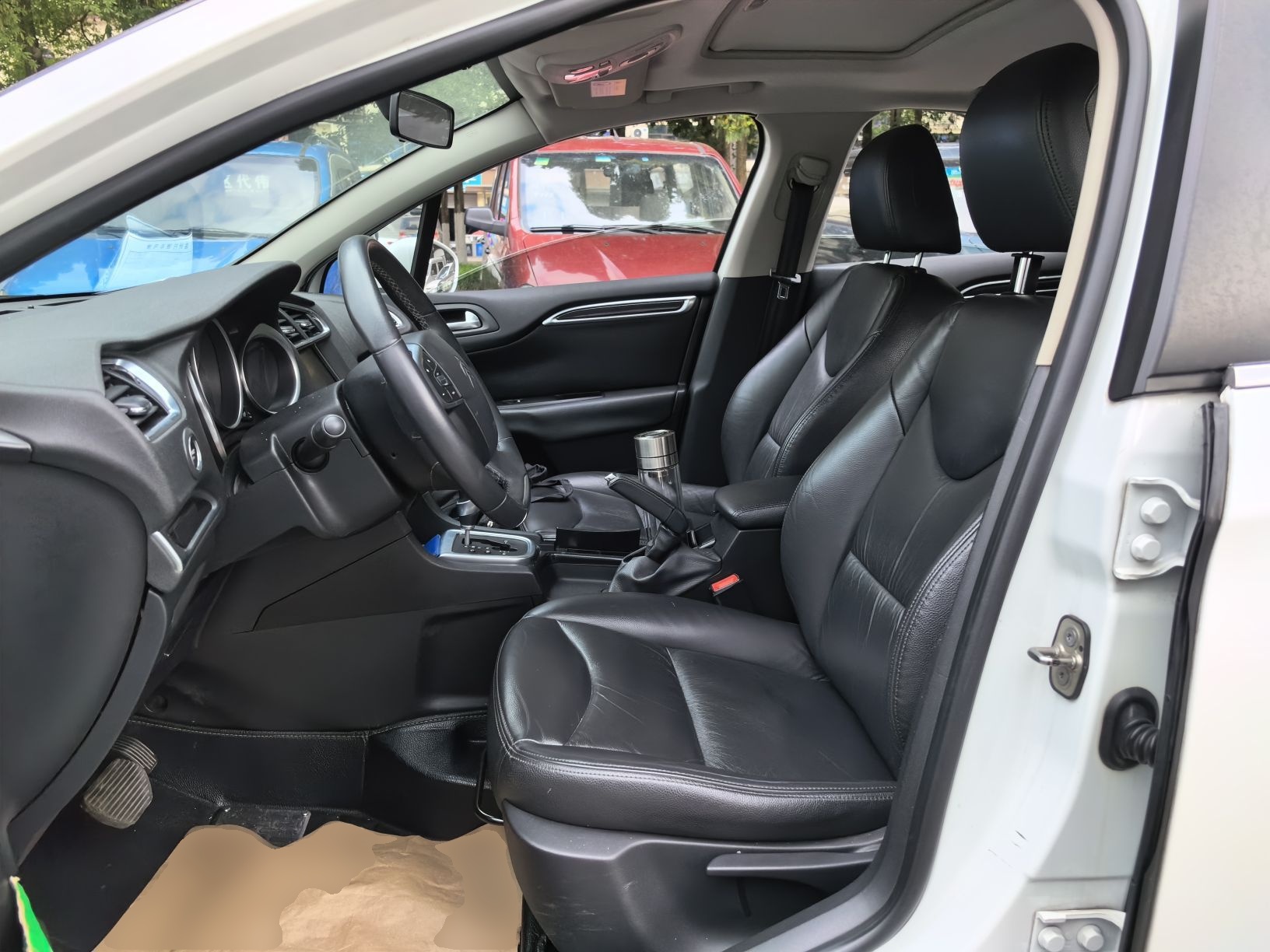 المقاعد الأمامية داخل السيارة