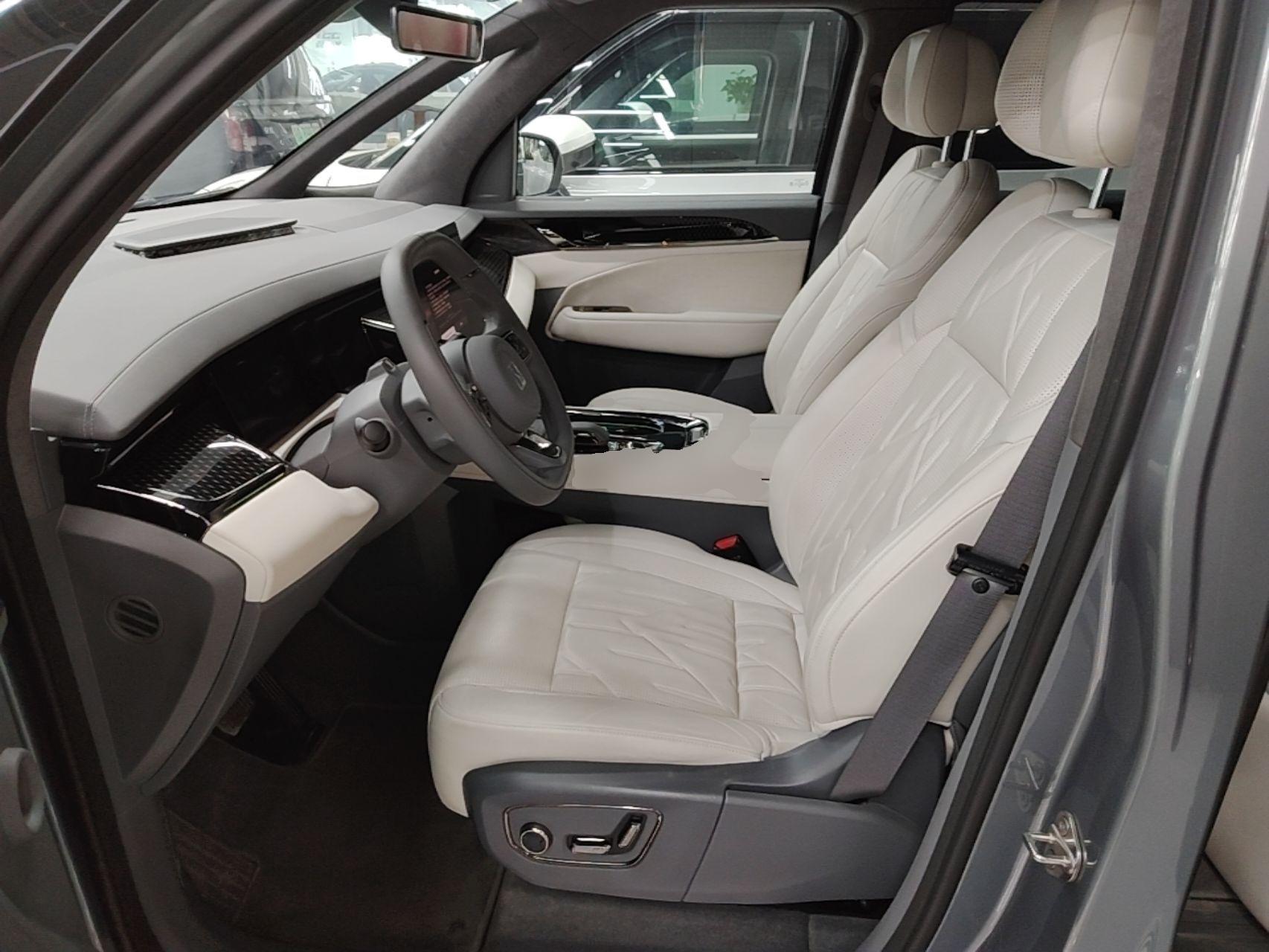 Zeekr 009 2024 7-Seater Walk-Through Version Four-Wheel Drive 108 kWh — снимка 17