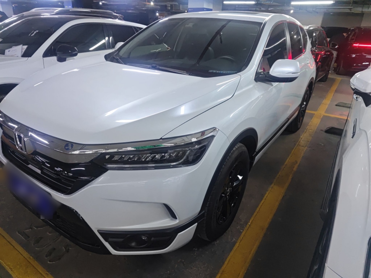 Под передней частью автомобиля