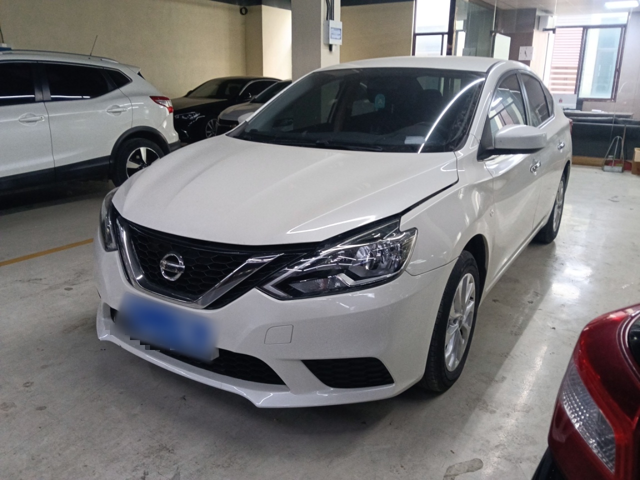 تحت مقدمة السيارة