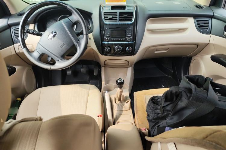 Used Kia Sportage 2013 2.0L Manual Two-Wheel Drive GL Trim Center Console