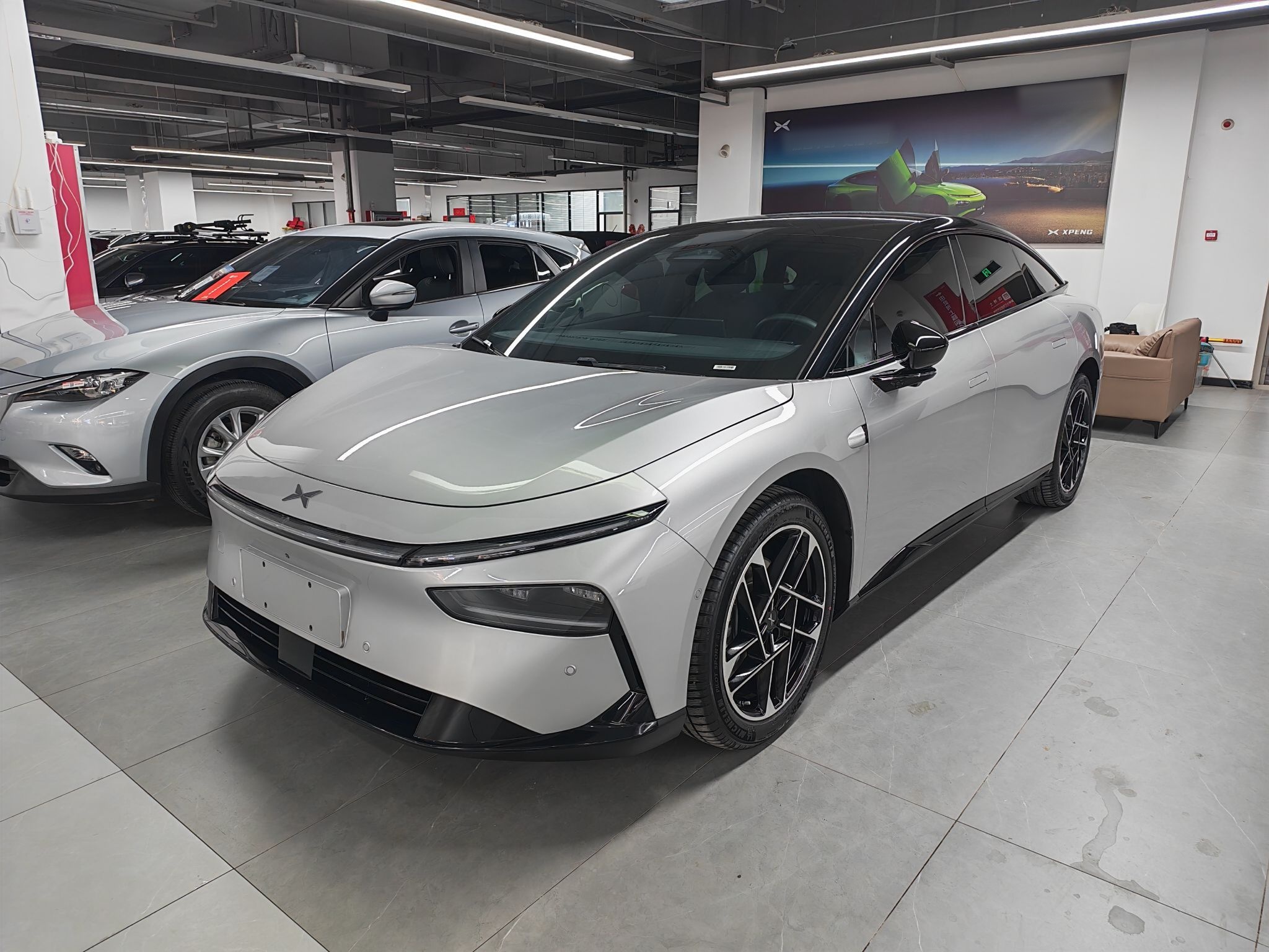 Под передней частью автомобиля