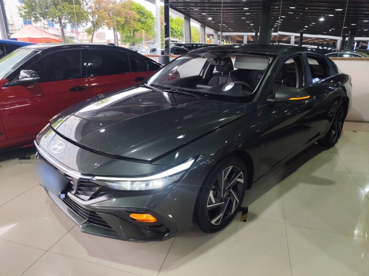 تحت مقدمة السيارة