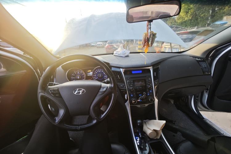 Used Hyundai Sonata 2015 Classic 2.0L Automatic Luxury Edition Center Console