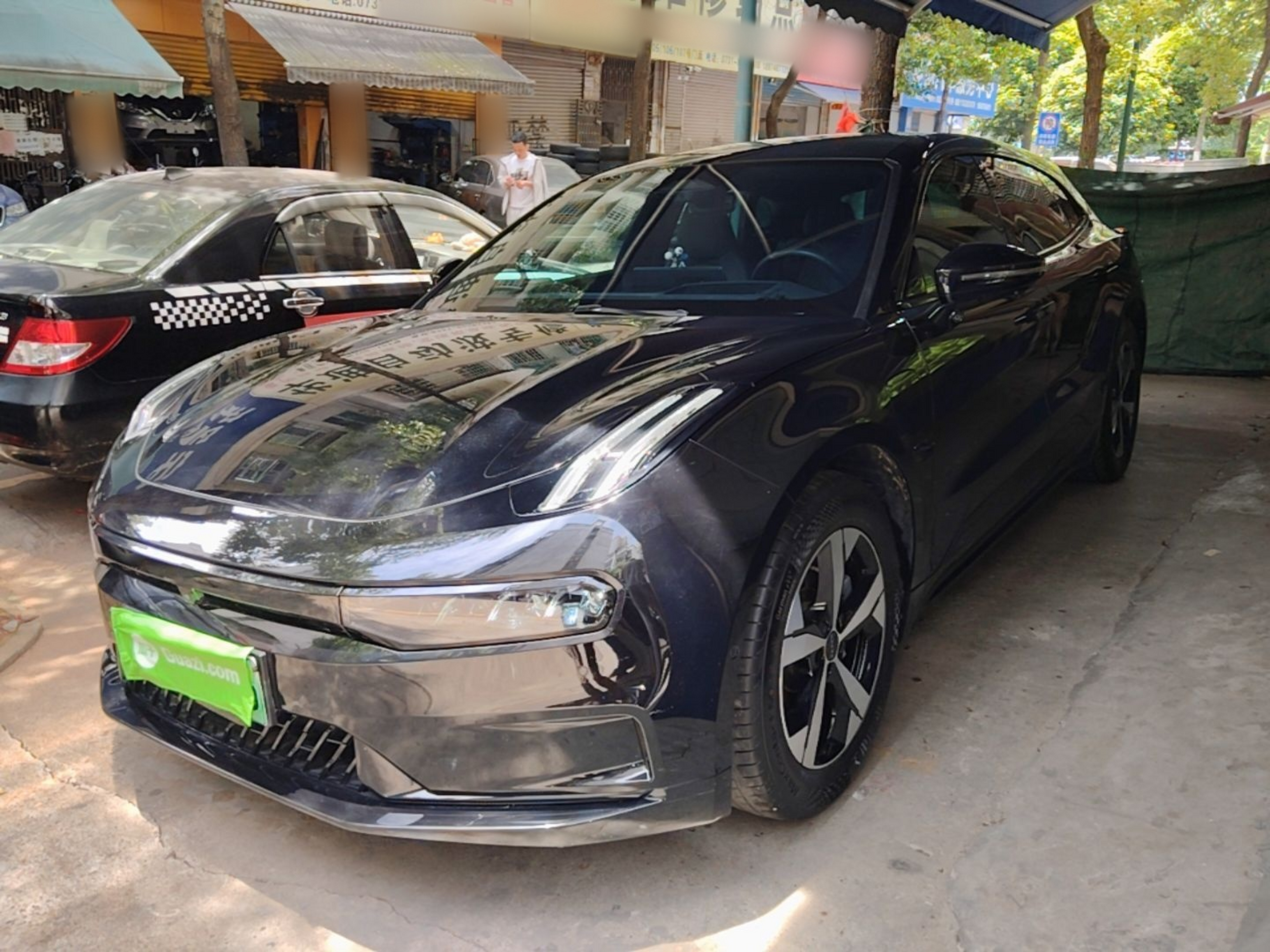 Под передней частью автомобиля
