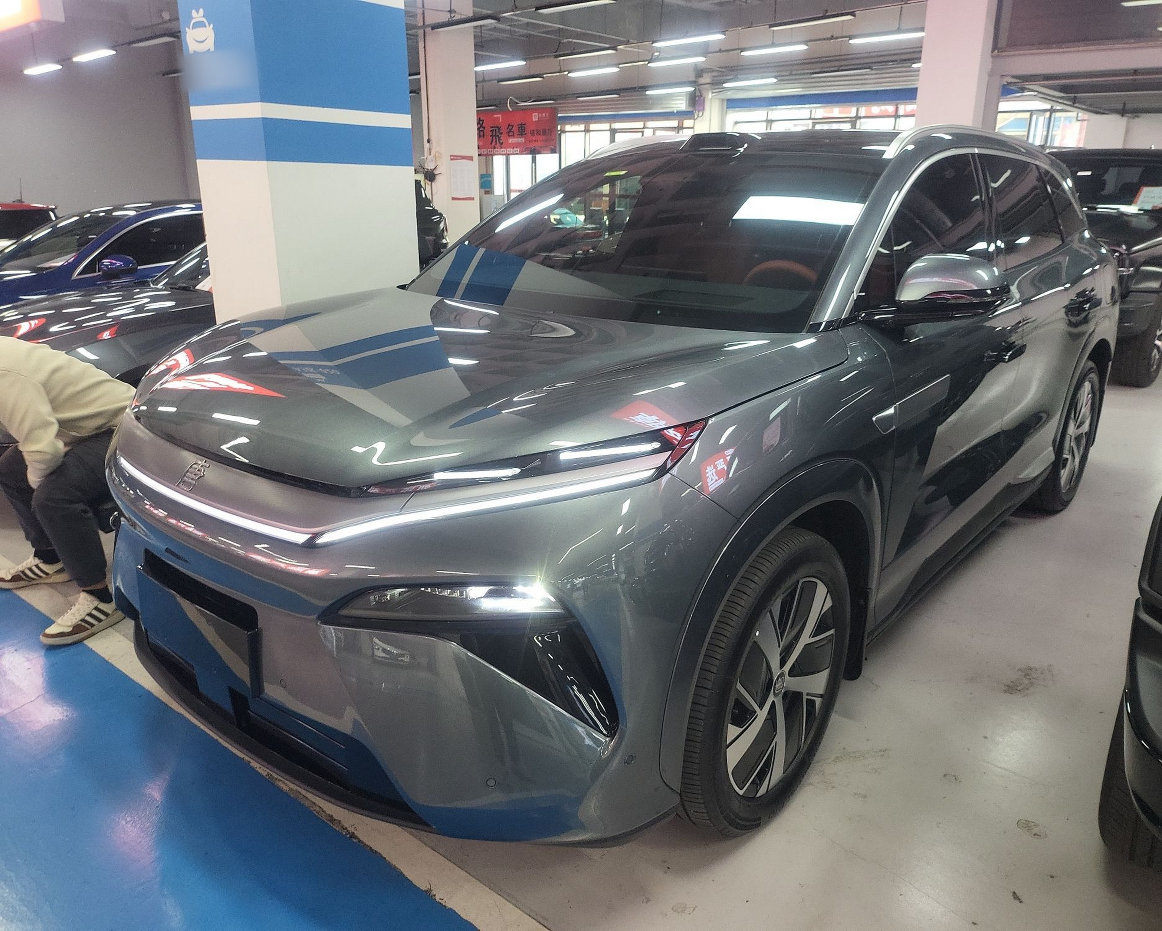 Под передней частью автомобиля