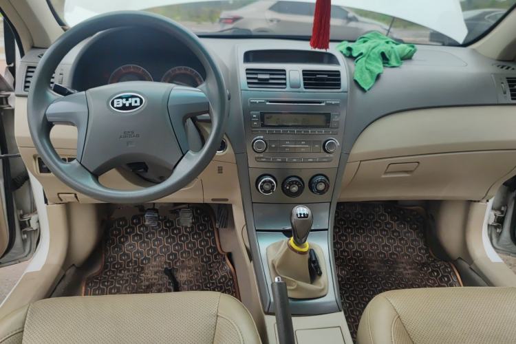 Used BYD L3 2012 1.5L Manual Comfort Edition Center Console