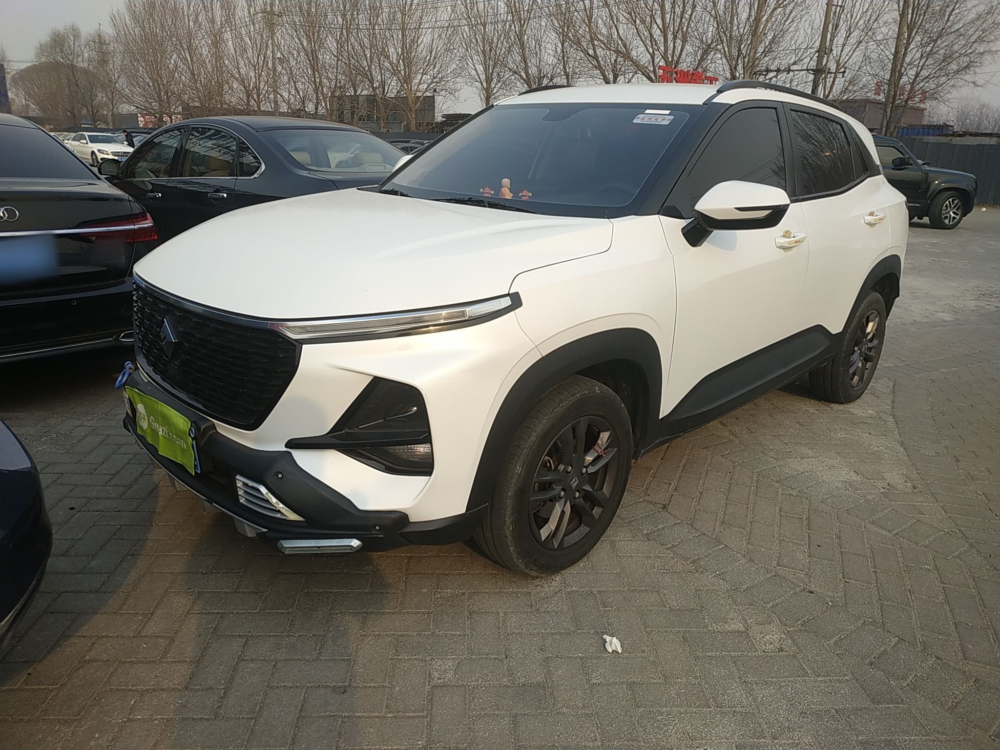 Под передней частью автомобиля