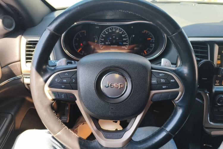 Used Jeep Grand Cherokee 2014 3.0TD Diesel Comfort Navigation Version Steering Wheel