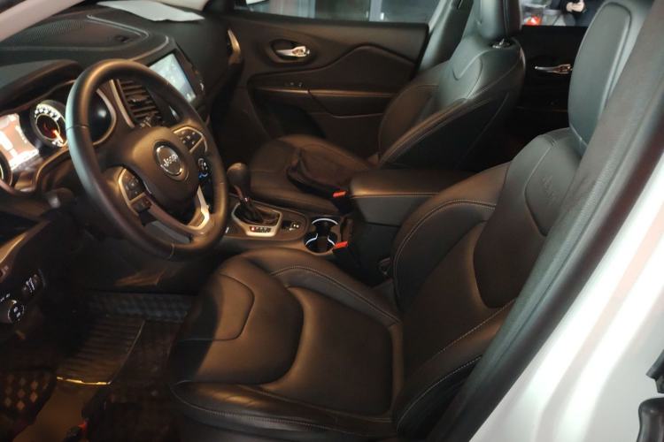 Used Jeep Cherokee 2016 2.4L Professional Smart Version
