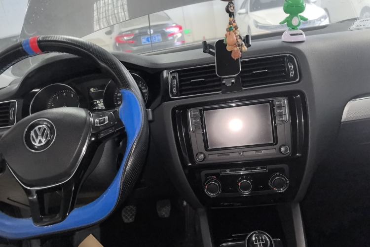 Used Volkswagen Sagitar 2017 1.6L Manual Comfort Model Center Console