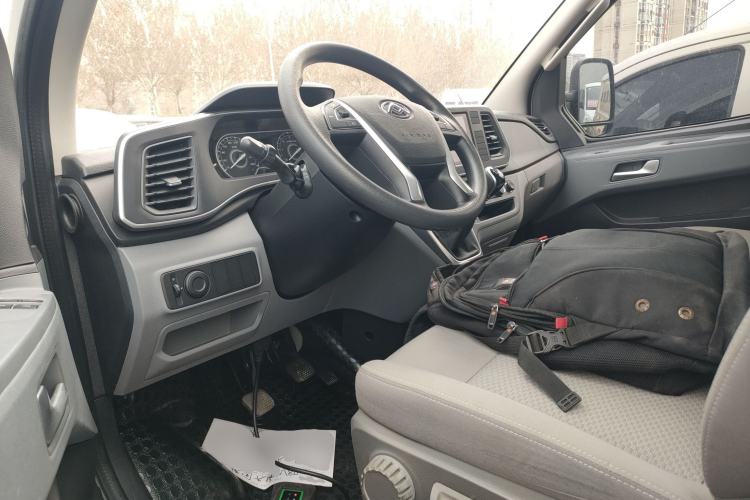 Used SAIC MAXUS Xintu V80 2023 2.0T Manual Classic City Delivery King Short Wheelbase Mid-Roof 3-Seater