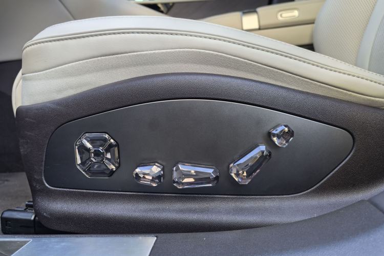 Used Denza Z9 2024 1100 km Four-Wheel Drive Max Version Interior 3