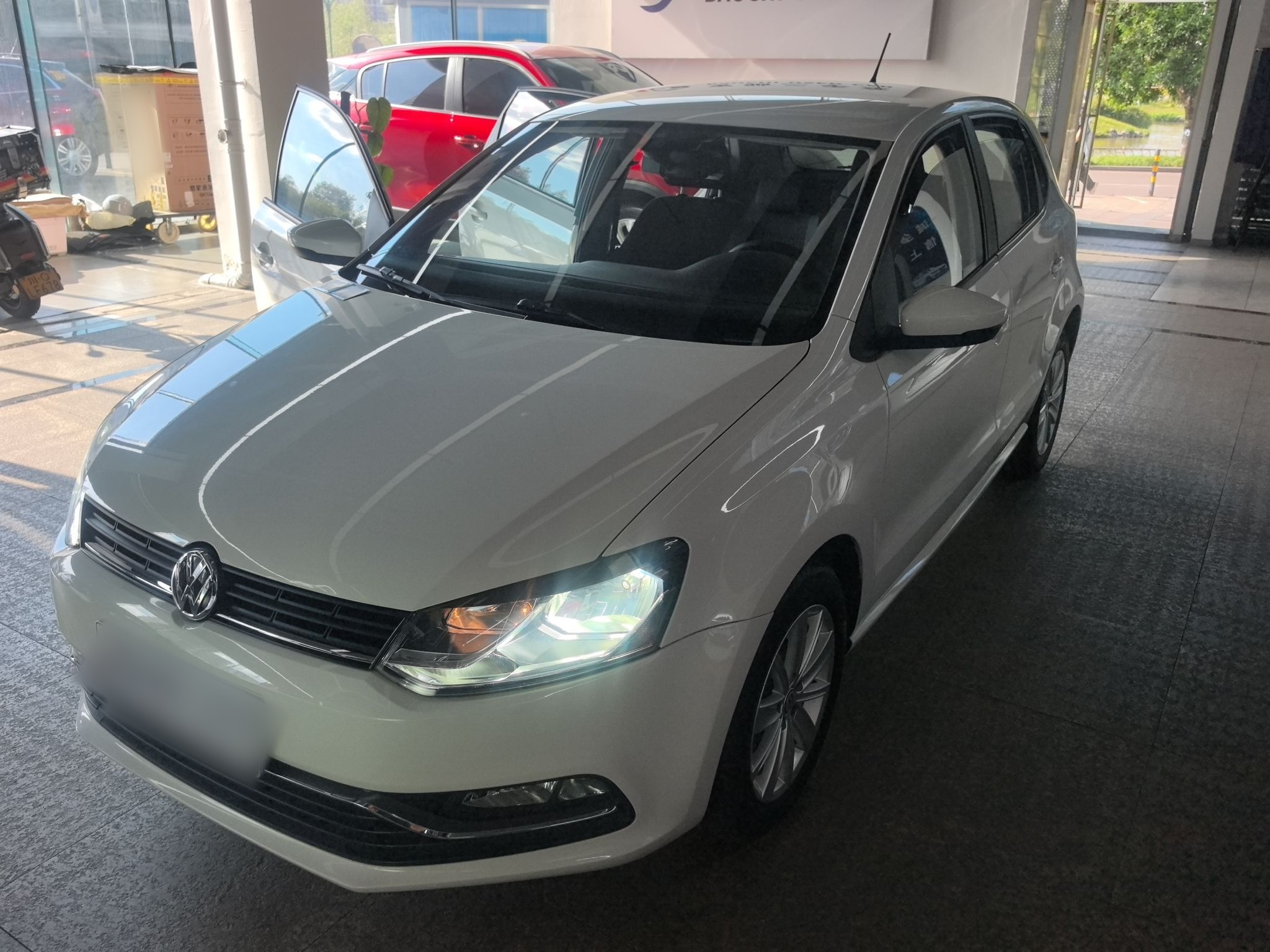 Под передней частью автомобиля