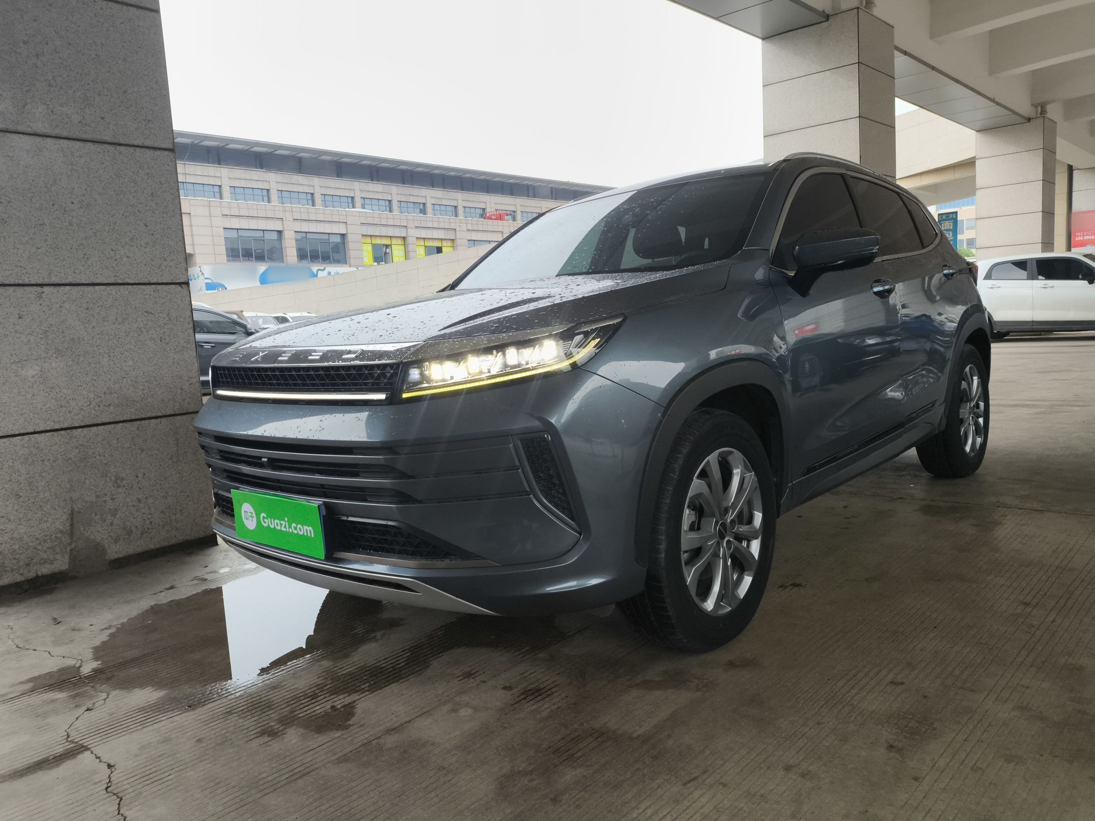 Под передней частью автомобиля