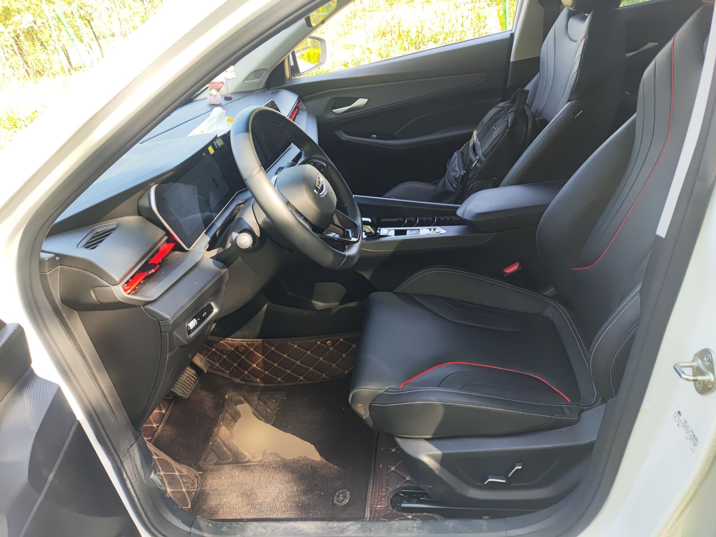 المقاعد الأمامية داخل السيارة