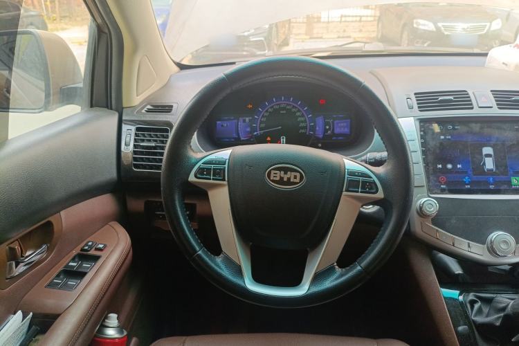 Used BYD S6 2014 2.0L Manual Luxury 7-Seater Steering Wheel