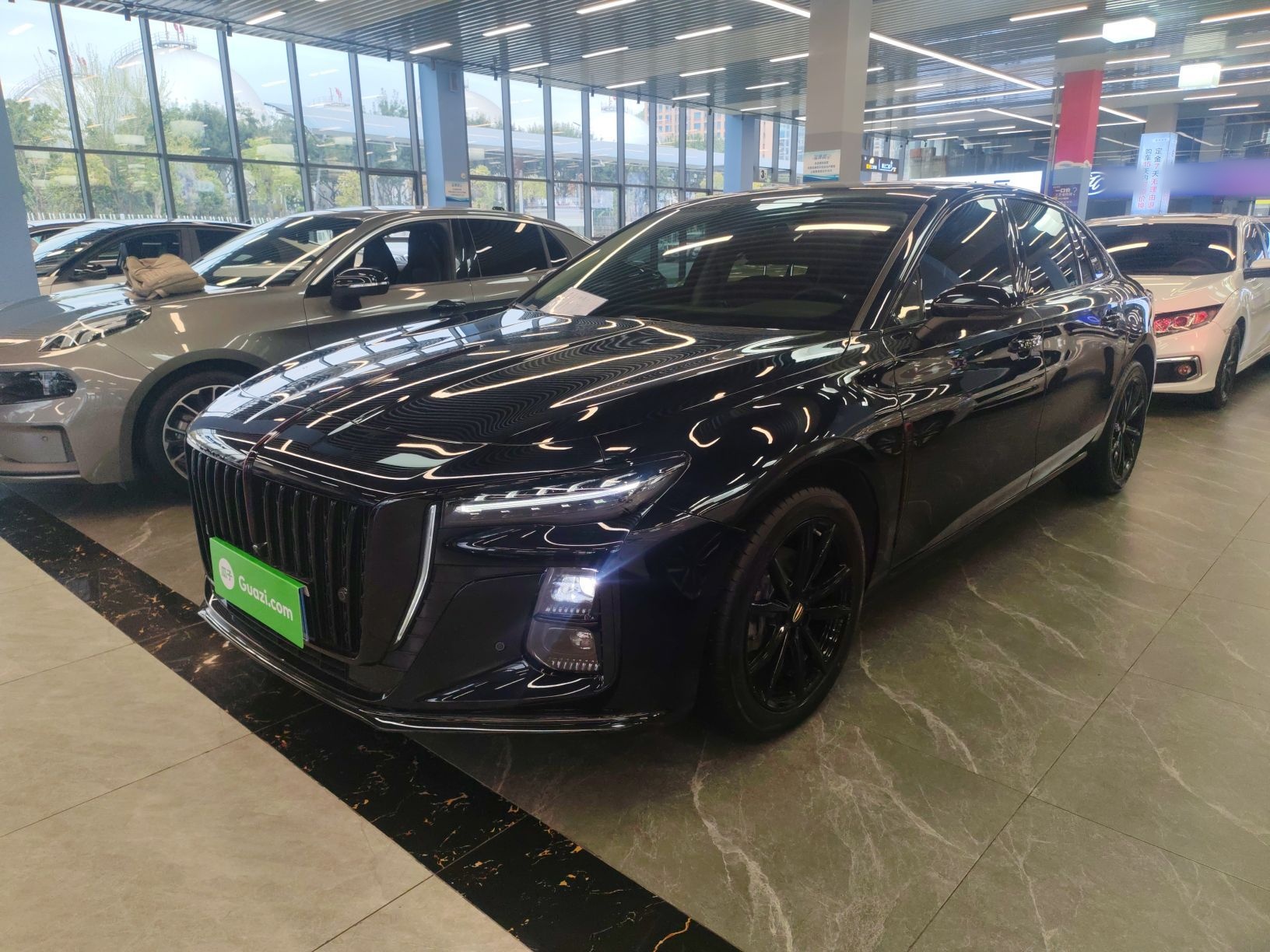 Под передней частью автомобиля