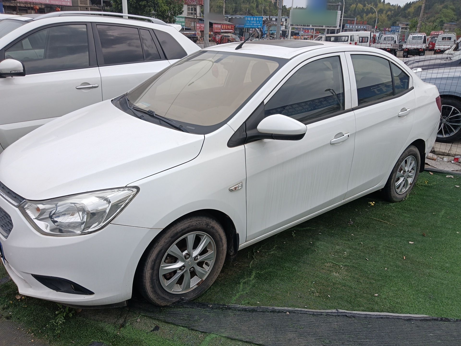 تحت مقدمة السيارة