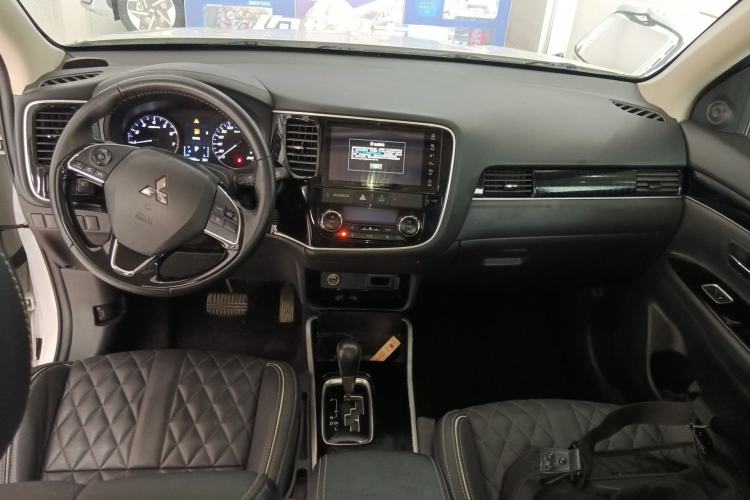Used Mitsubishi Outlander 2021 Revised Version 2.0L Two-Wheel Drive Enjoyment Edition 5 Seats Center Console