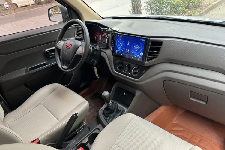 Used Wuling Hongguang V 2022 1.5L Jingqu Edition Enclosed-Window Vehicle with Electric Power Steering LAR Interior 3