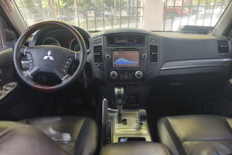 Used Mitsubishi Pajero 2011 3.0L Elite Edition Center Console
