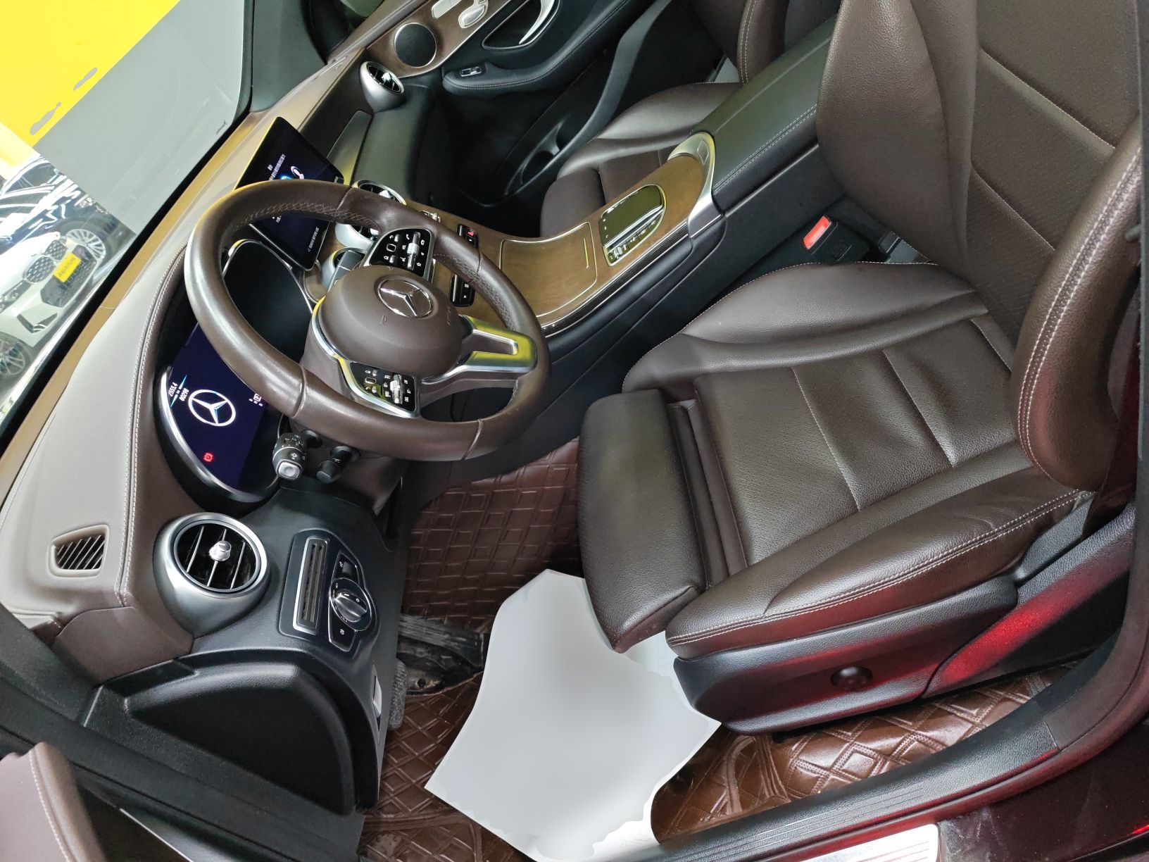 المقاعد الأمامية داخل السيارة