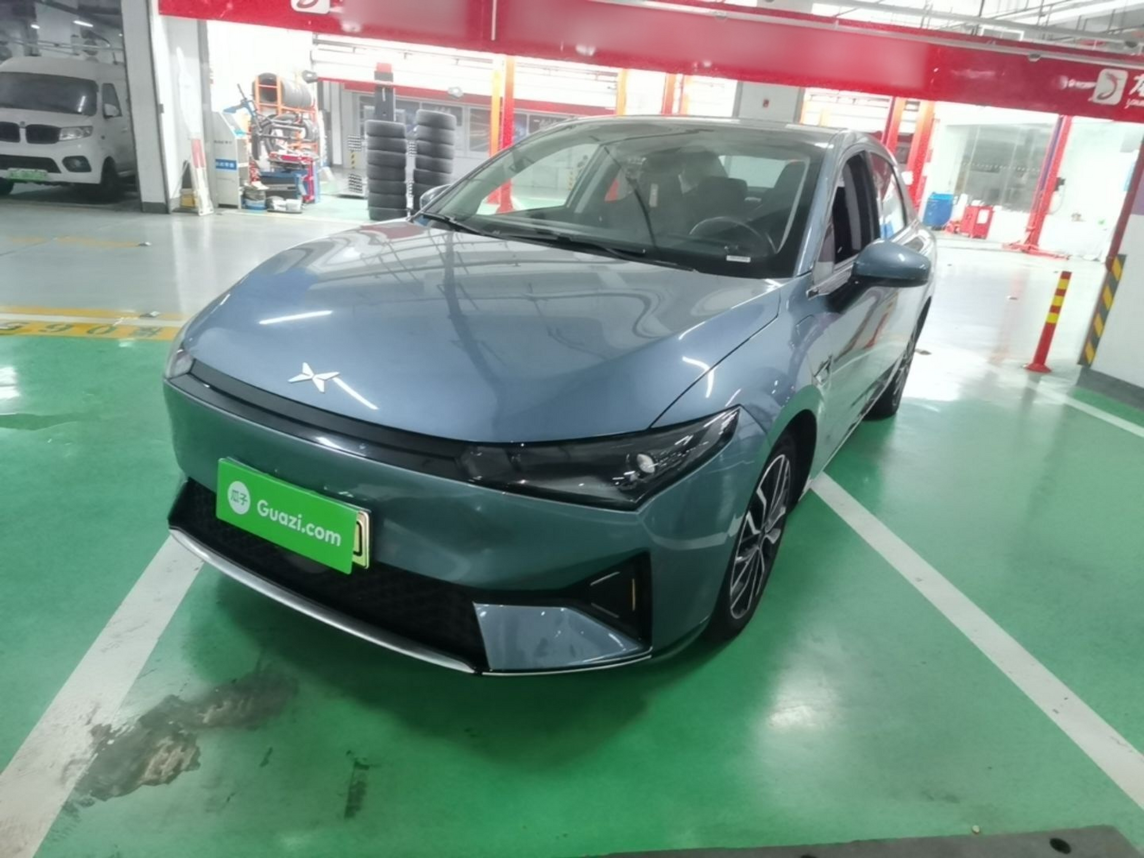 Под передней частью автомобиля