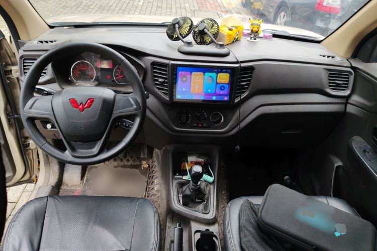 Used Wuling Hongguang V 2022 1.5L Jingqu Edition Electric-Assist LAR Center Console