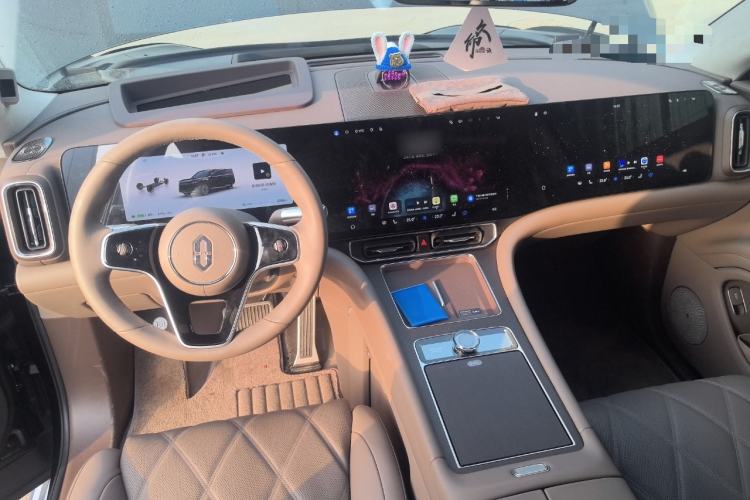 Used Hima AITO M9 2025 All-Electric Ultra Version 100 kWh 5-Seater Model Center Console