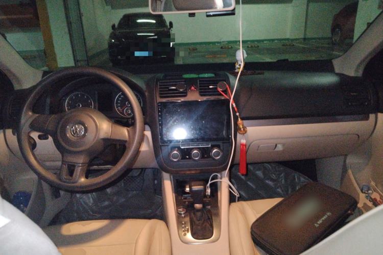 Used Volkswagen Sagitar 2011 1.6L Automatic Comfort Edition Center Console