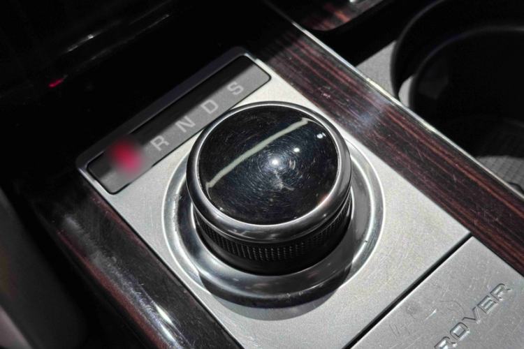 Used Land Rover Range 2017 3.0 SC V6 Vogue Extended Version Interior 4