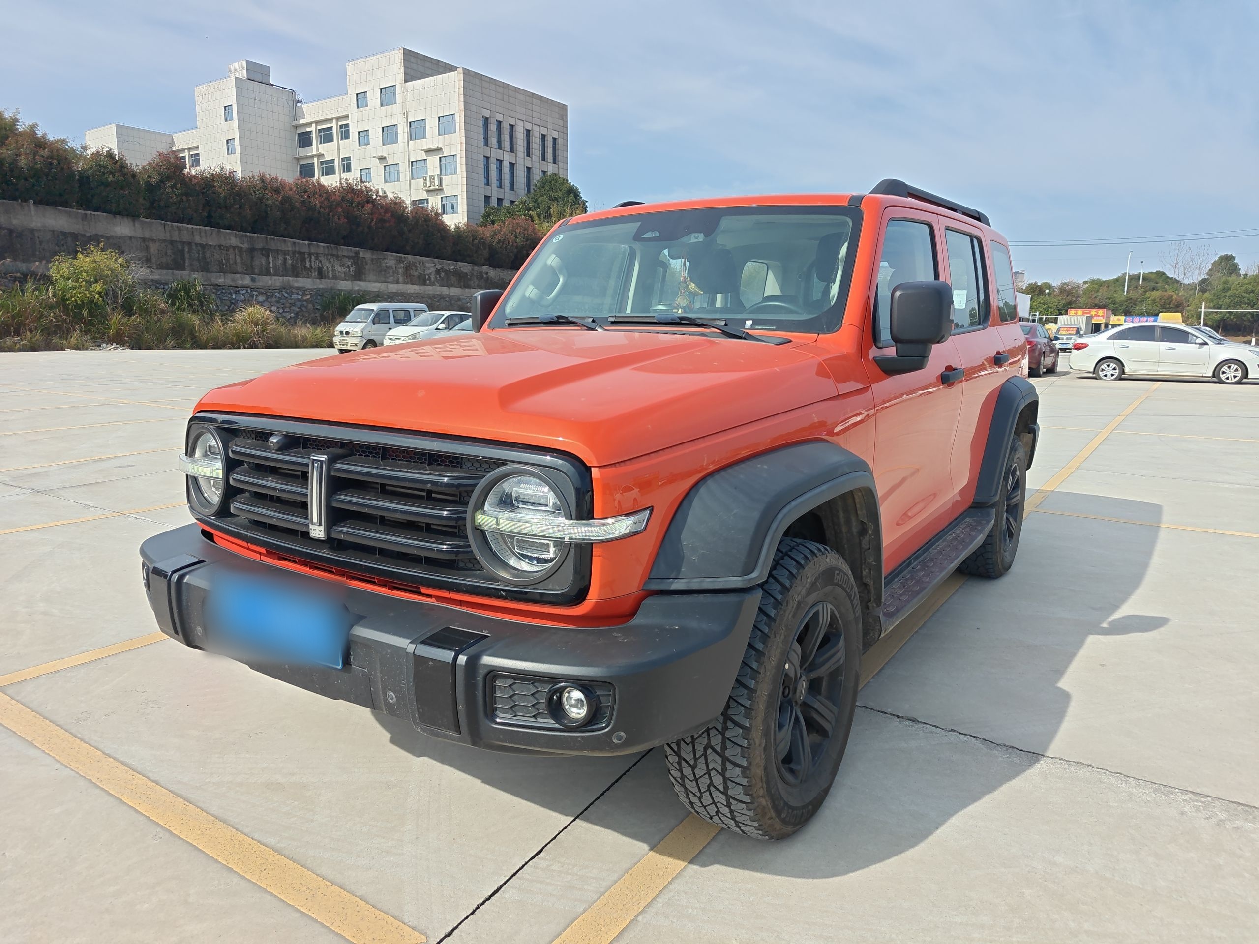 Под передней частью автомобиля