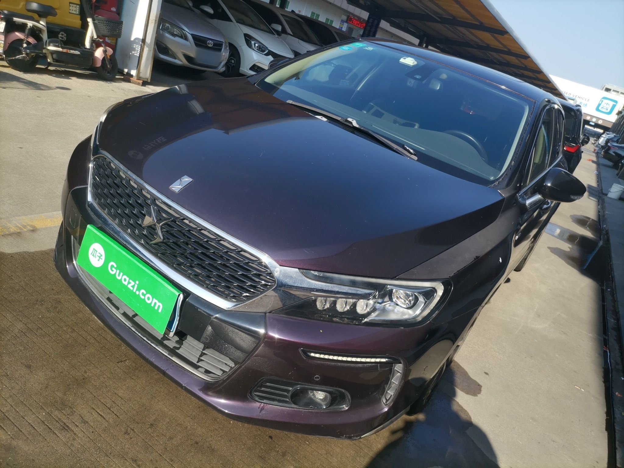 تحت مقدمة السيارة