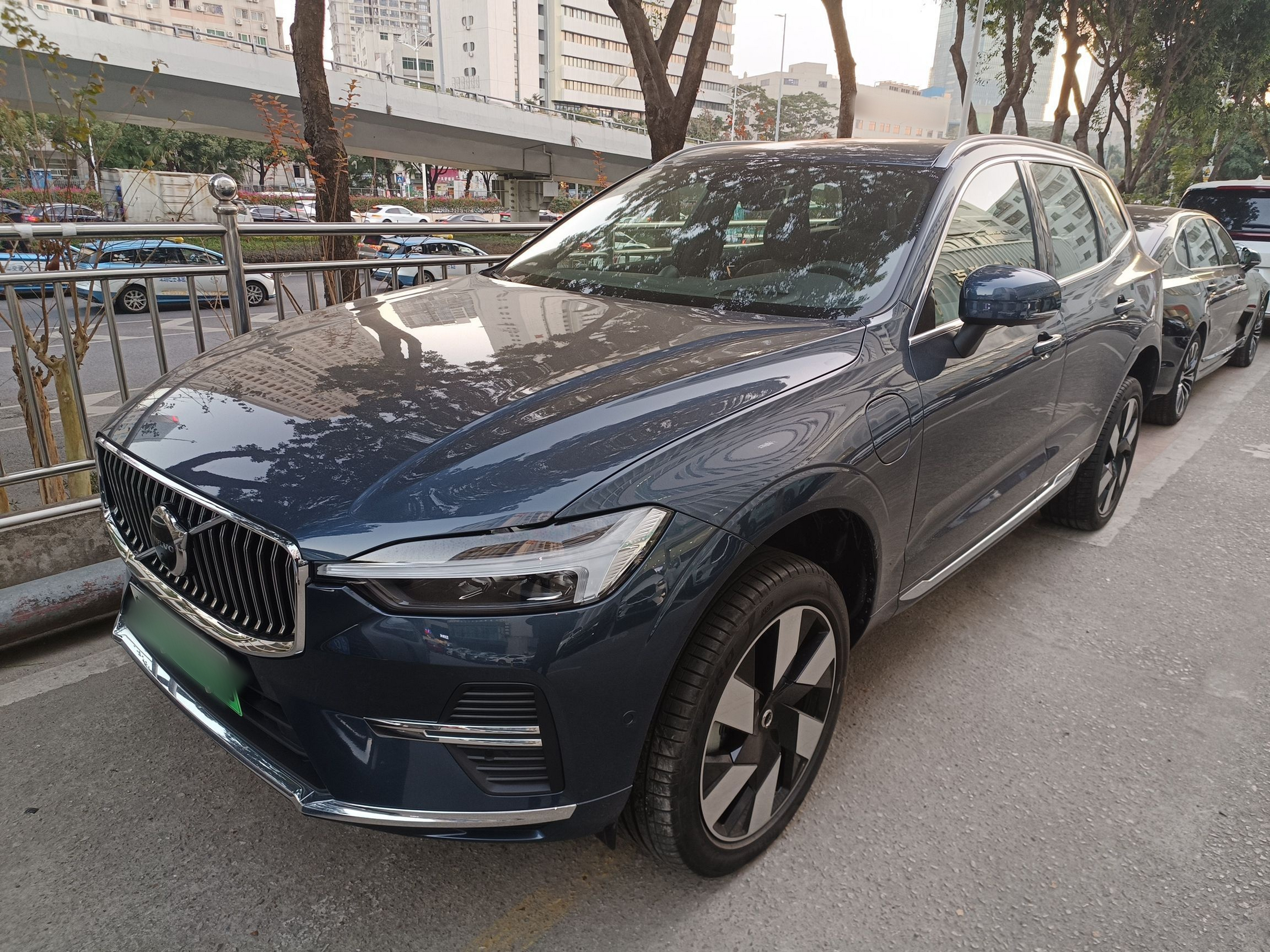 Под передней частью автомобиля